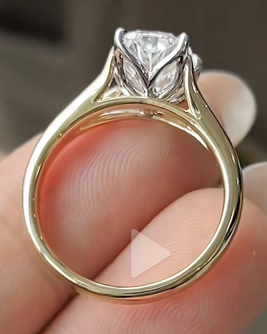 Deposit for Sandra 14k yellow gold+14k white gold tulips, 3.5ct elongated cushion, around 2.7g gold weight, E color and VVS1 clarity.

Discounted price is $2256❤️