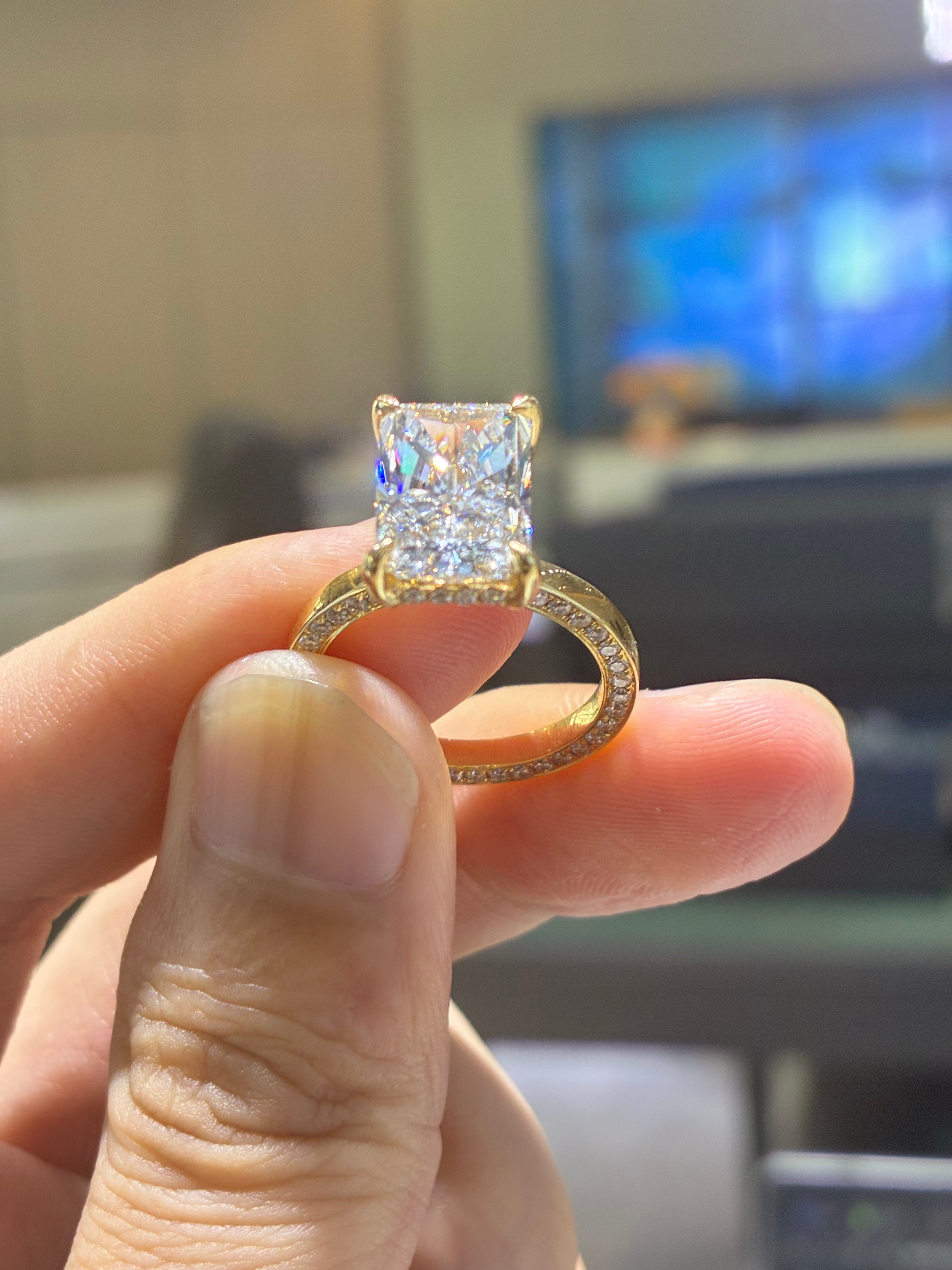for Saedira💕 （18k gold 5.05ct E/vs1 Radiant cut with a hidden halo.）