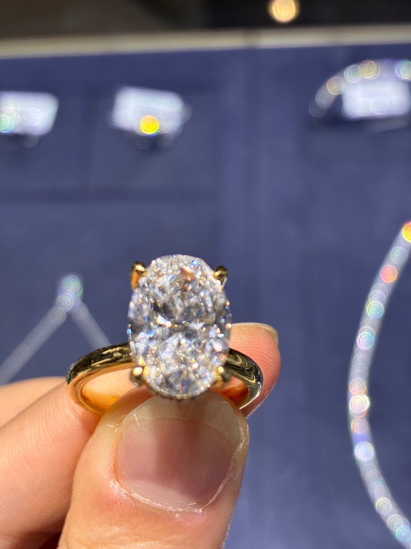 For Jennifer Chaparro (14K gold band, 4.283 ct, D–E color, VS clarity 14K gold oval, 5.0 ct, E color, VVS2 clarity ）