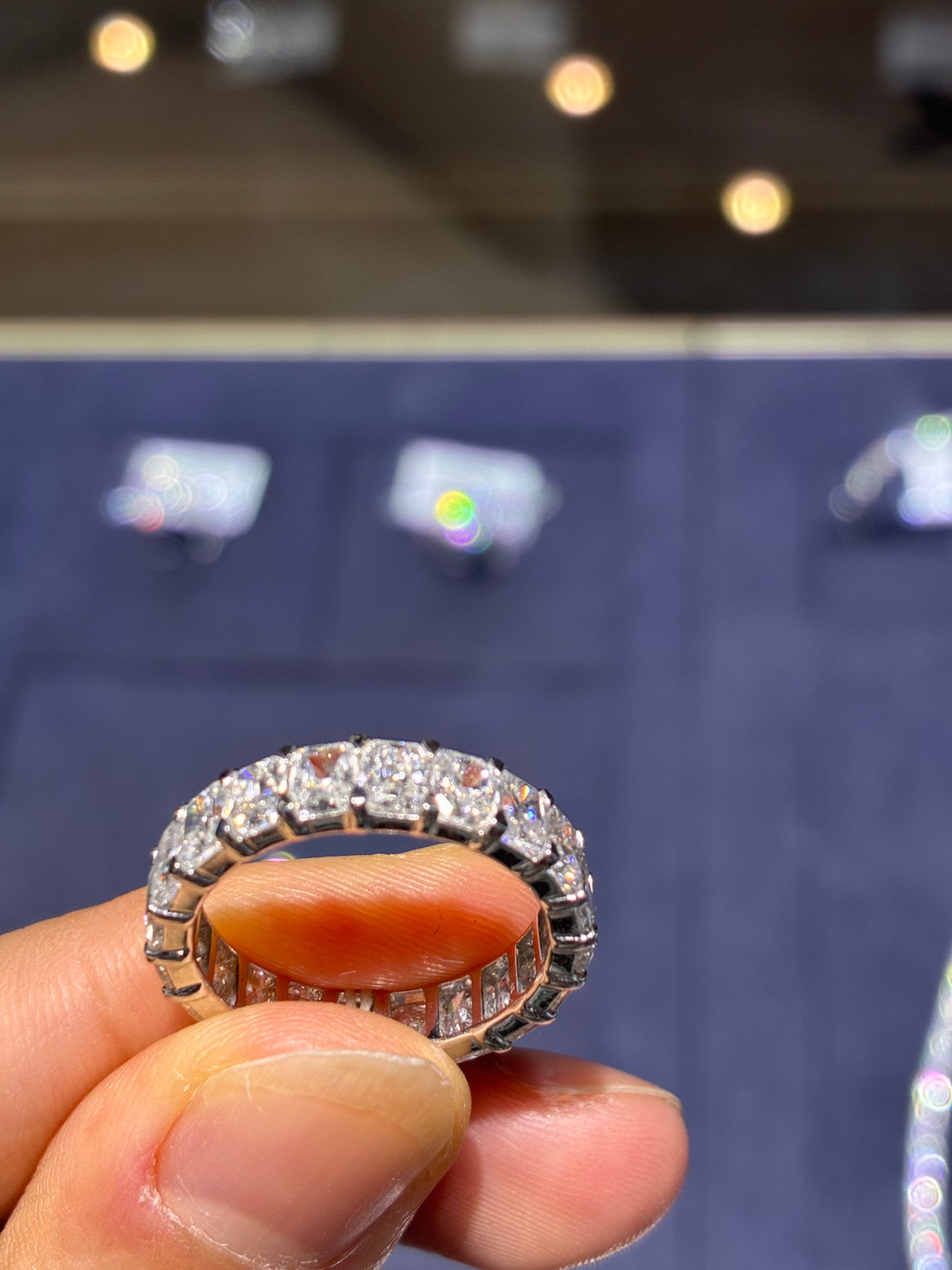 For Jennifer Chaparro (14K gold band, 4.283 ct, D–E color, VS clarity 14K gold oval, 5.0 ct, E color, VVS2 clarity ）