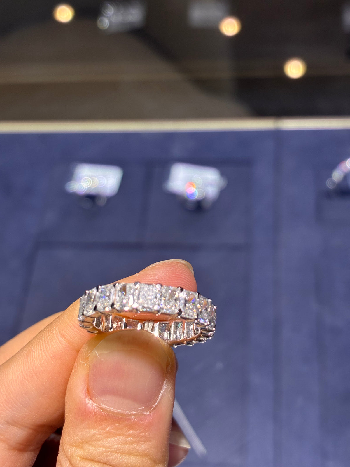 For Jennifer Chaparro (14K gold band, 4.283 ct, D–E color, VS clarity 14K gold oval, 5.0 ct, E color, VVS2 clarity ）