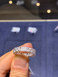 For Jennifer Chaparro (14K gold band, 4.283 ct, D–E color, VS clarity 14K gold oval, 5.0 ct, E color, VVS2 clarity ）