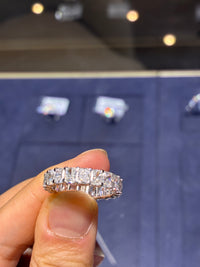 For Jennifer Chaparro (14K gold band, 4.283 ct, D–E color, VS clarity 14K gold oval, 5.0 ct, E color, VVS2 clarity ）
