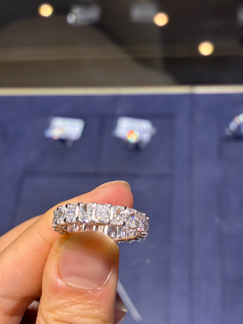 For Jennifer Chaparro (14K gold band, 4.283 ct, D–E color, VS clarity 14K gold oval, 5.0 ct, E color, VVS2 clarity ）