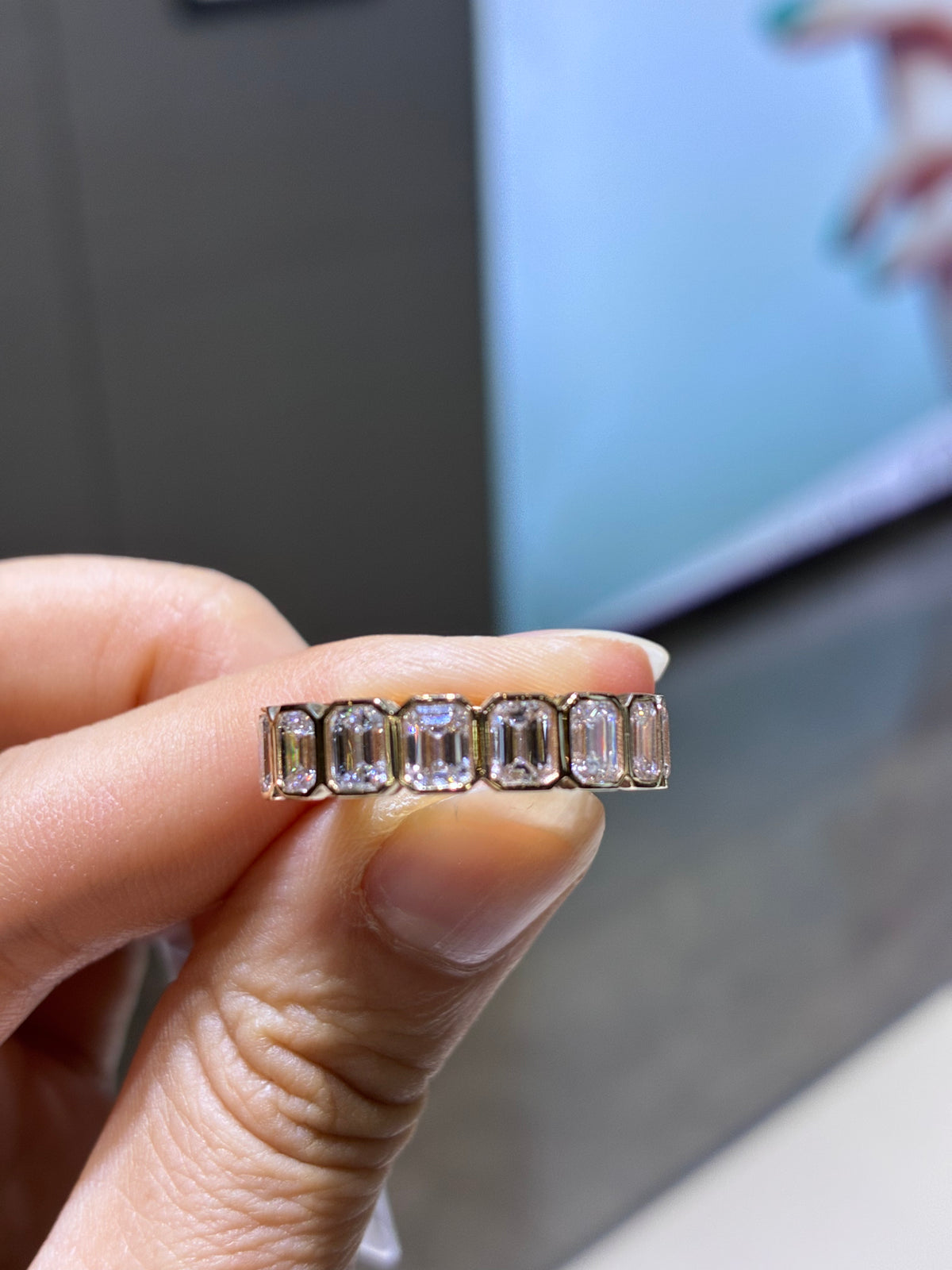 For Diana (14K gold eternity band, emerald bezel setting, 16 small diamonds totaling 4.822 ct, D–E color, VS/VVS clarity.）