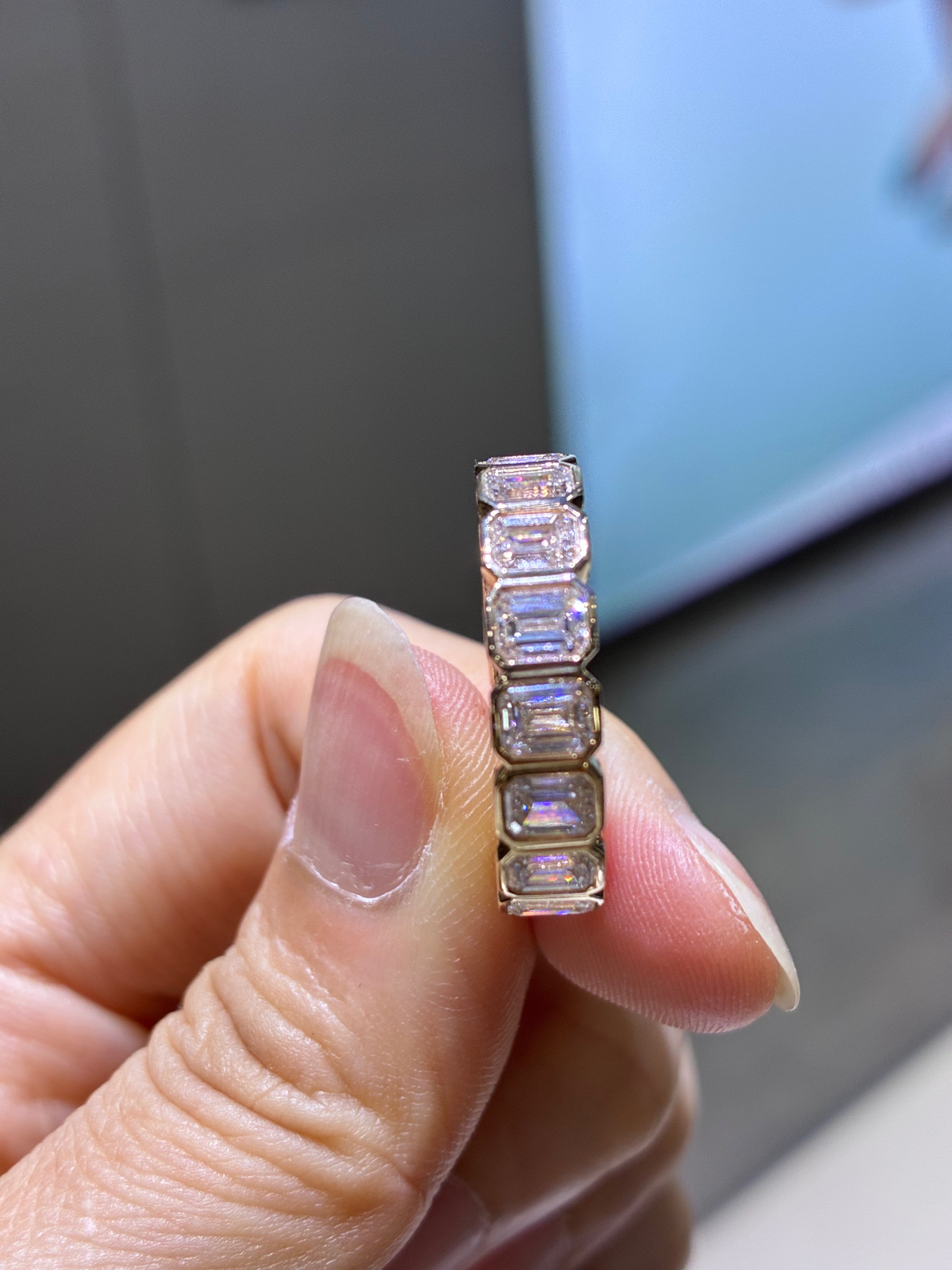 For Diana (14K gold eternity band, emerald bezel setting, 16 small diamonds totaling 4.822 ct, D–E color, VS/VVS clarity.）