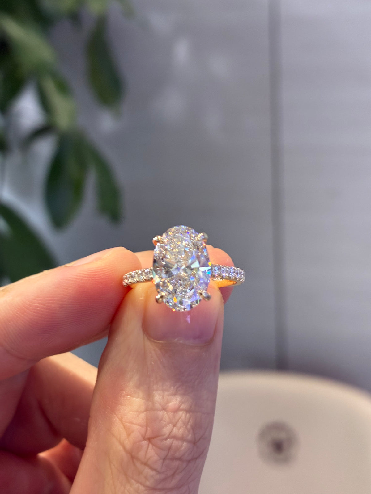 Deposit for customization Nicole Oval 3.7 carats E/VVS2 with 0.460 carats sidestones in White Platinum 950