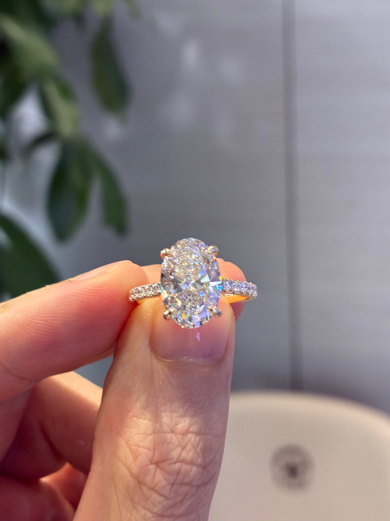 Deposit for customization Nicole Oval 3.7 carats E/VVS2 with 0.460 carats sidestones in White Platinum 950