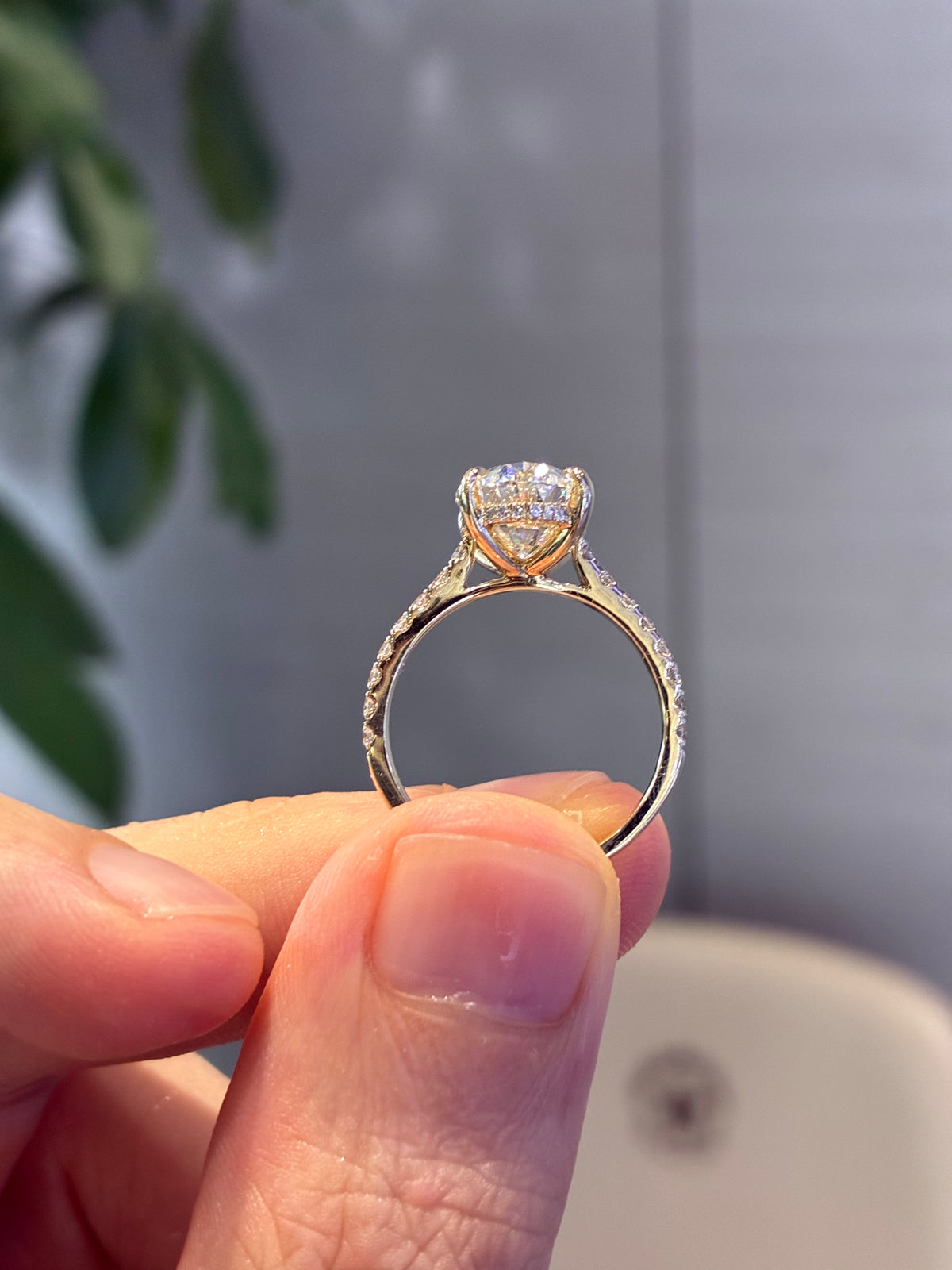 Deposit for customization Nicole Oval 3.7 carats E/VVS2 with 0.460 carats sidestones in White Platinum 950