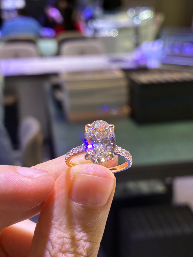 Deposit for customization Nicole Oval 3.7 carats E/VVS2 with 0.460 carats sidestones in White Platinum 950