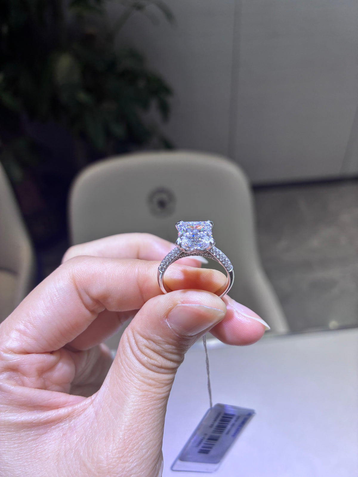 For navaeeh (princess cut,18k,3.05ct E/VVs 2.)
