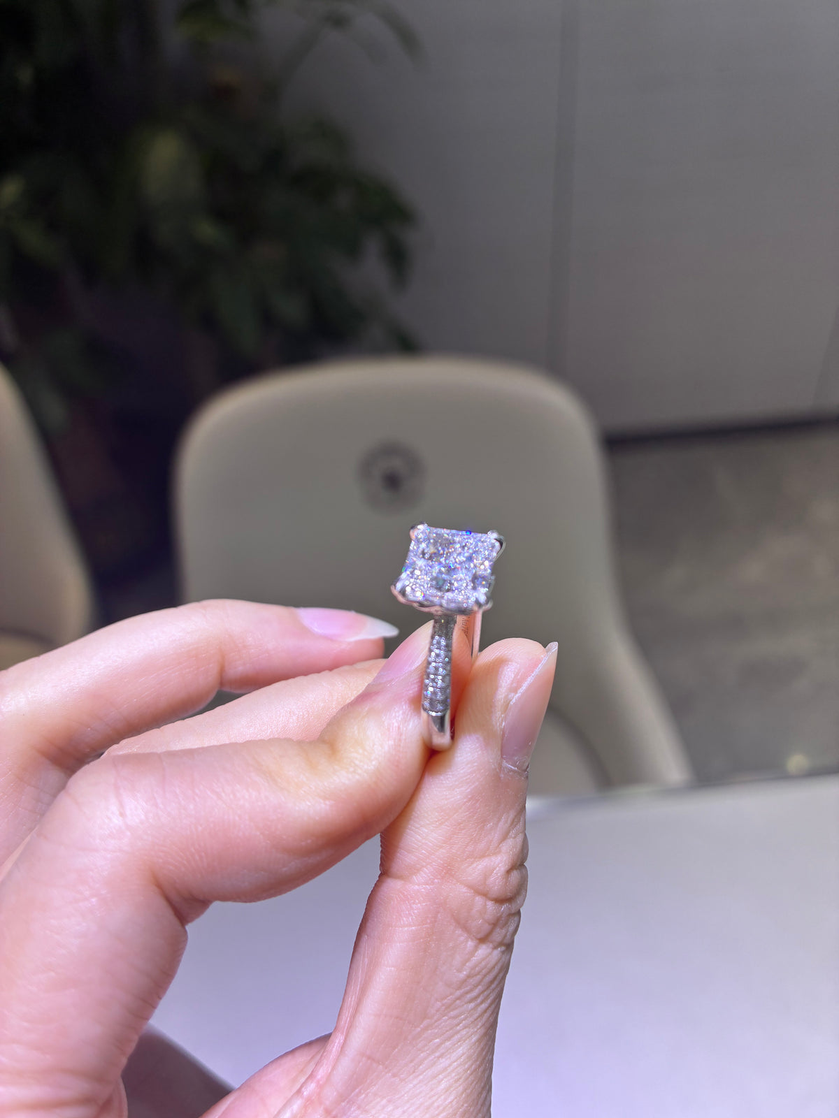 For navaeeh (princess cut,18k,3.05ct E/VVs 2.)
