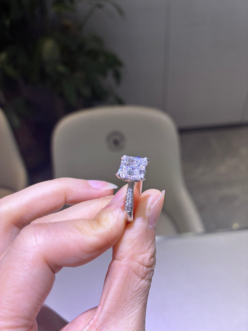 For navaeeh (princess cut,18k,3.05ct E/VVs 2.)
