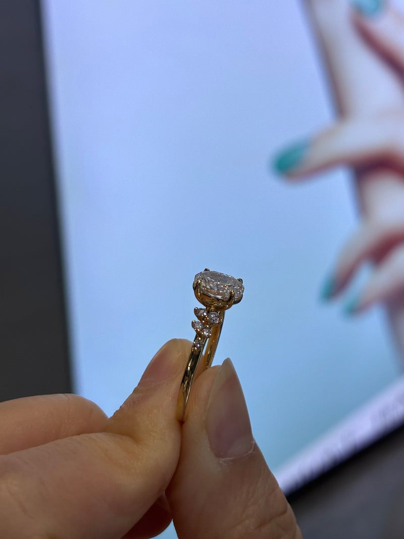 For liliana (18k oval cut,1.09ct,0.157pave.D/VVS 2)