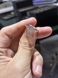 for Hanabiben （18k white gold round cut ring）
