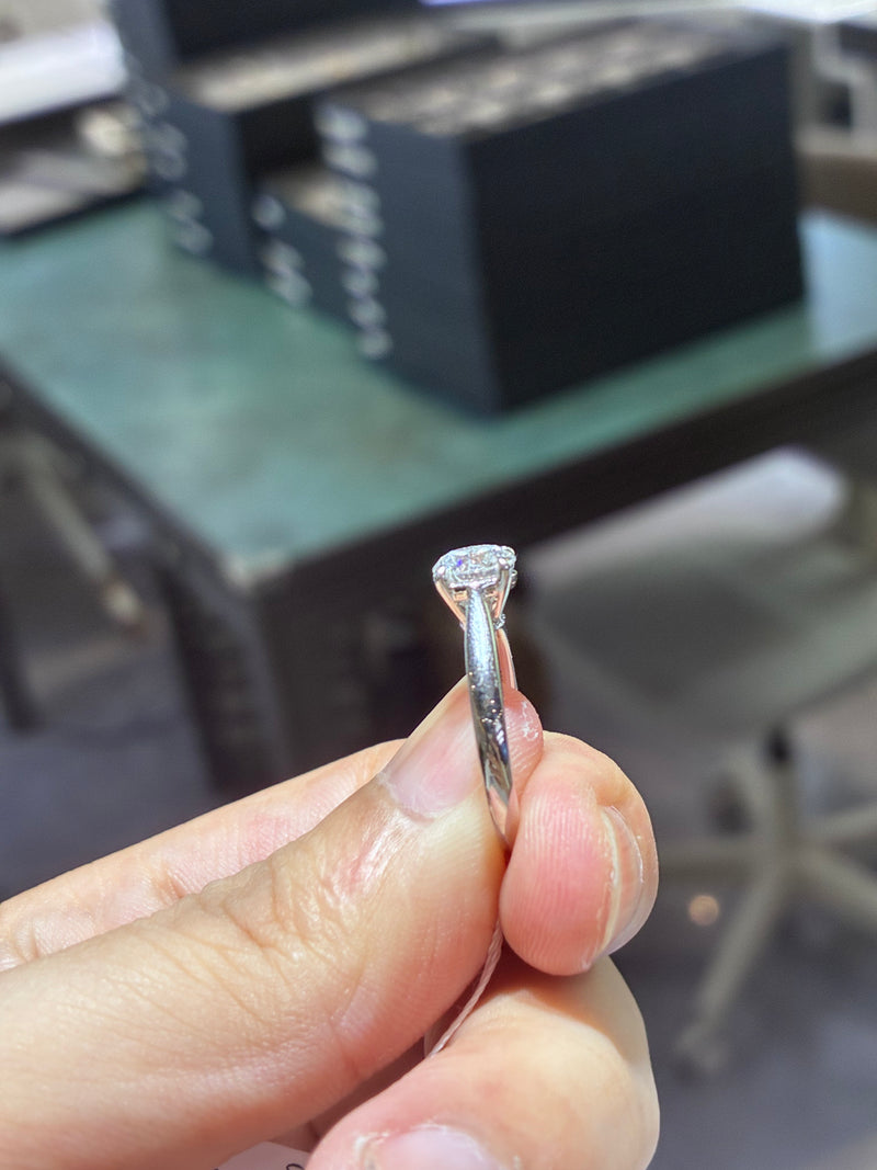 for Hanabiben （18k white gold round cut ring）
