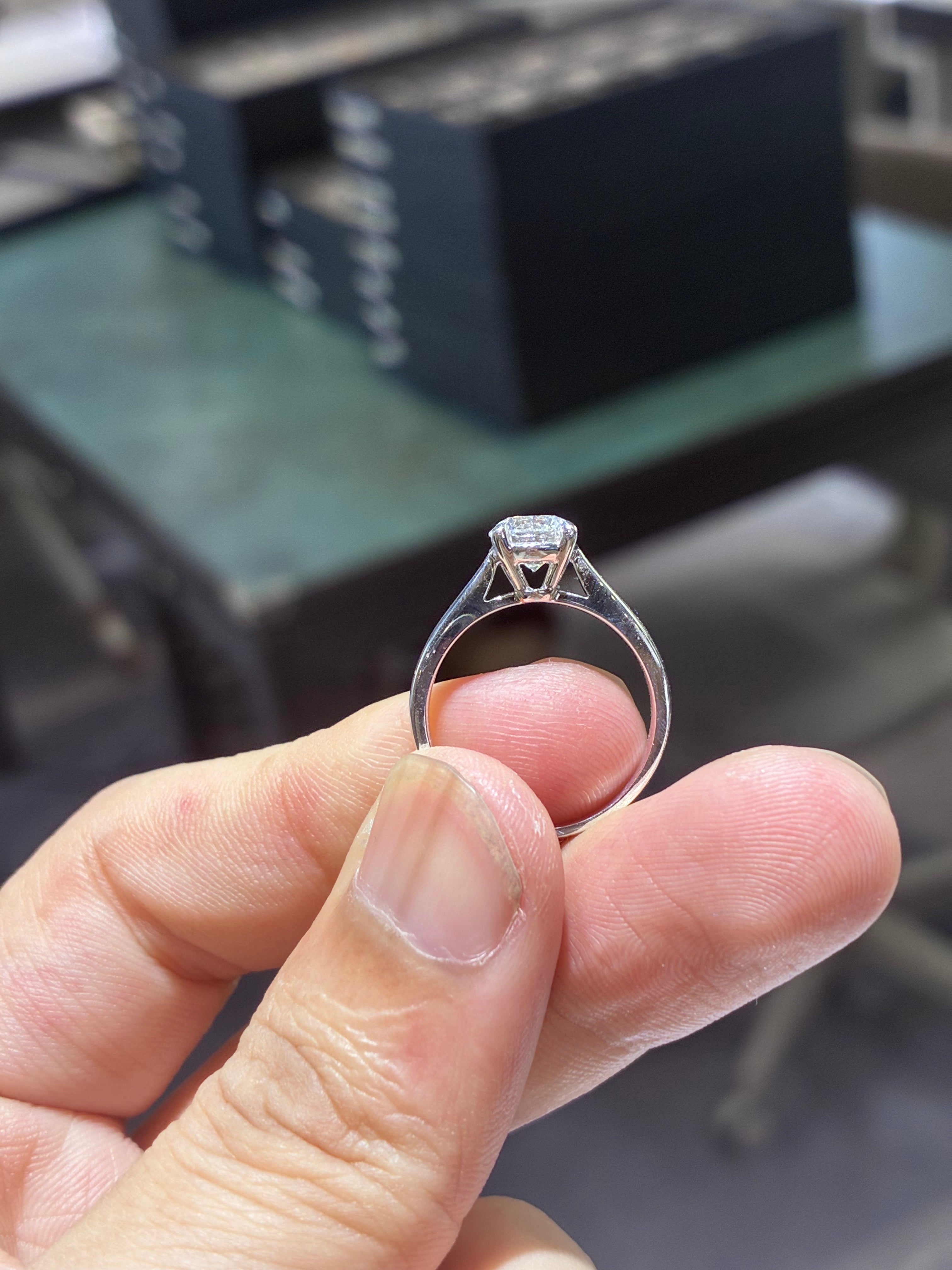 for Hanabiben （18k white gold round cut ring）