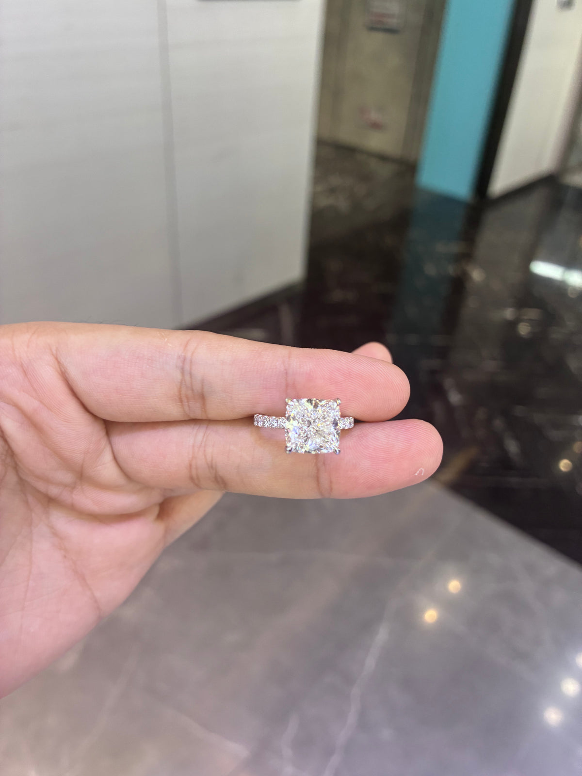 For Lara Lara 18k white gold ring with 5.070ct E vvs2 main diamond And 0.459ct side diamonds