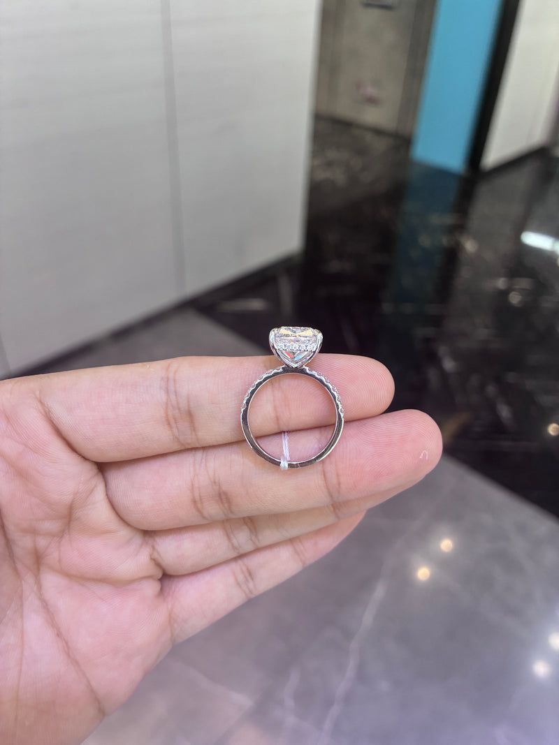 For Lara Lara 18k white gold ring with 5.070ct E vvs2 main diamond And 0.459ct side diamonds