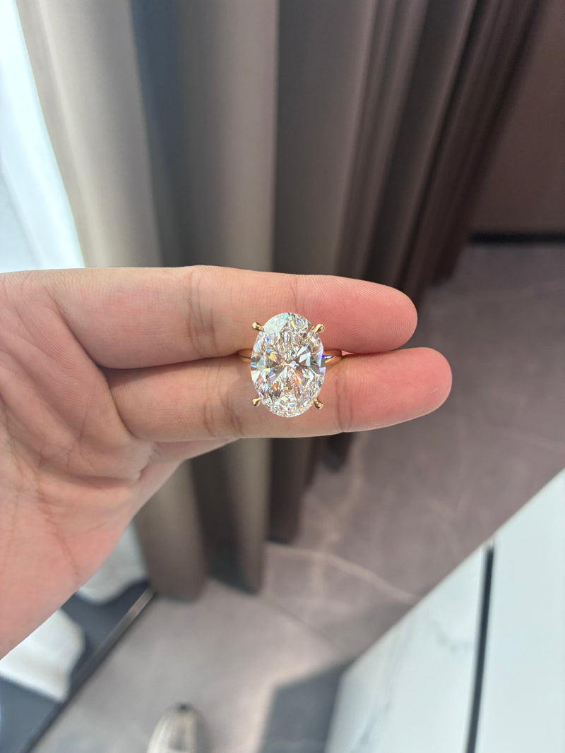 For Michelle Gasca 18k gold ring with 13.14ct E vvs1 main diamond And 0.520ct side diamonds