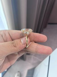 For Michelle Gasca 18k gold ring with 13.14ct E vvs1 main diamond And 0.520ct side diamonds