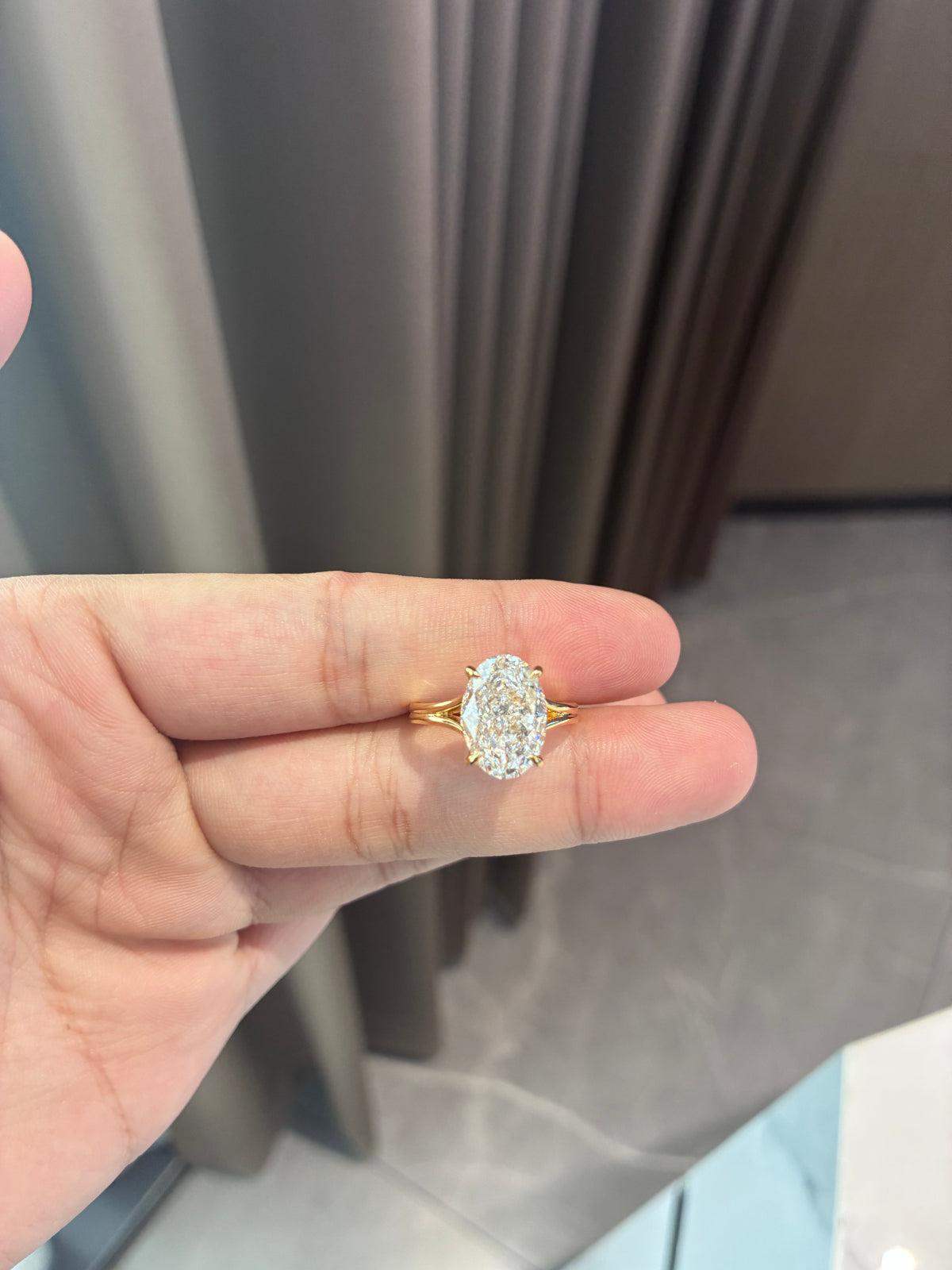 For Marlon paz 18k yellow gold ring with 5.520 ct E vvs1 main diamond And 0.097ct diamonds