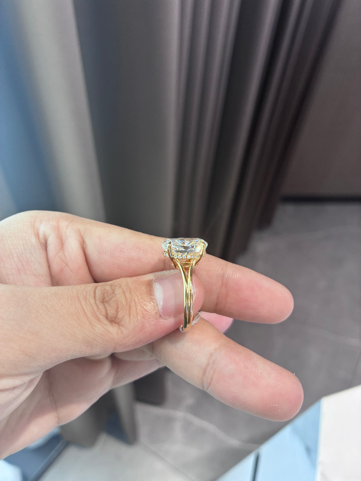 For Marlon paz 18k yellow gold ring with 5.520 ct E vvs1 main diamond And 0.097ct diamonds
