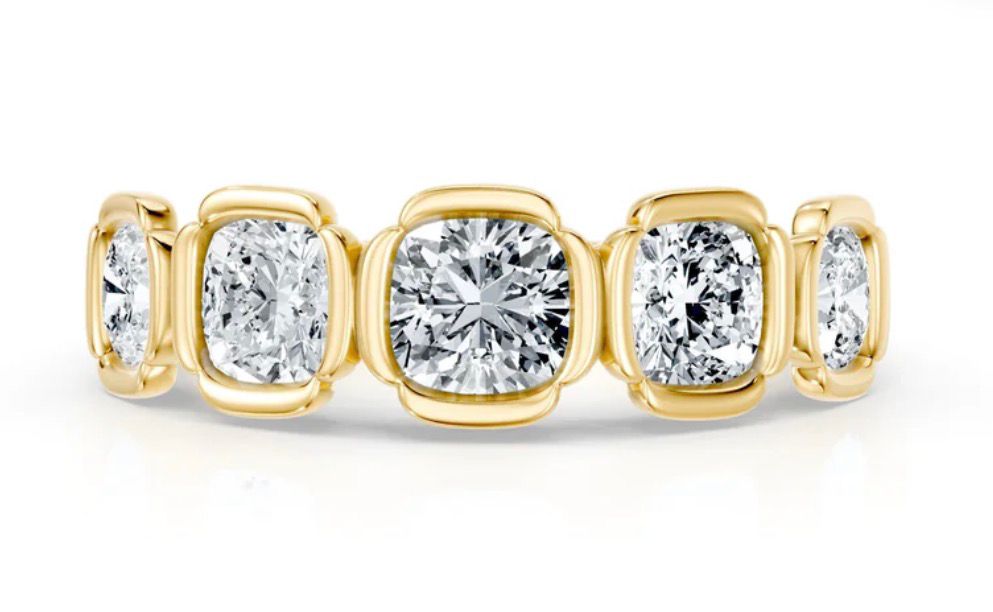 for M Deposit（18k yellow gold Total is 2.4 carats, D–E color, VS and VVS clarity Cushion cut band）