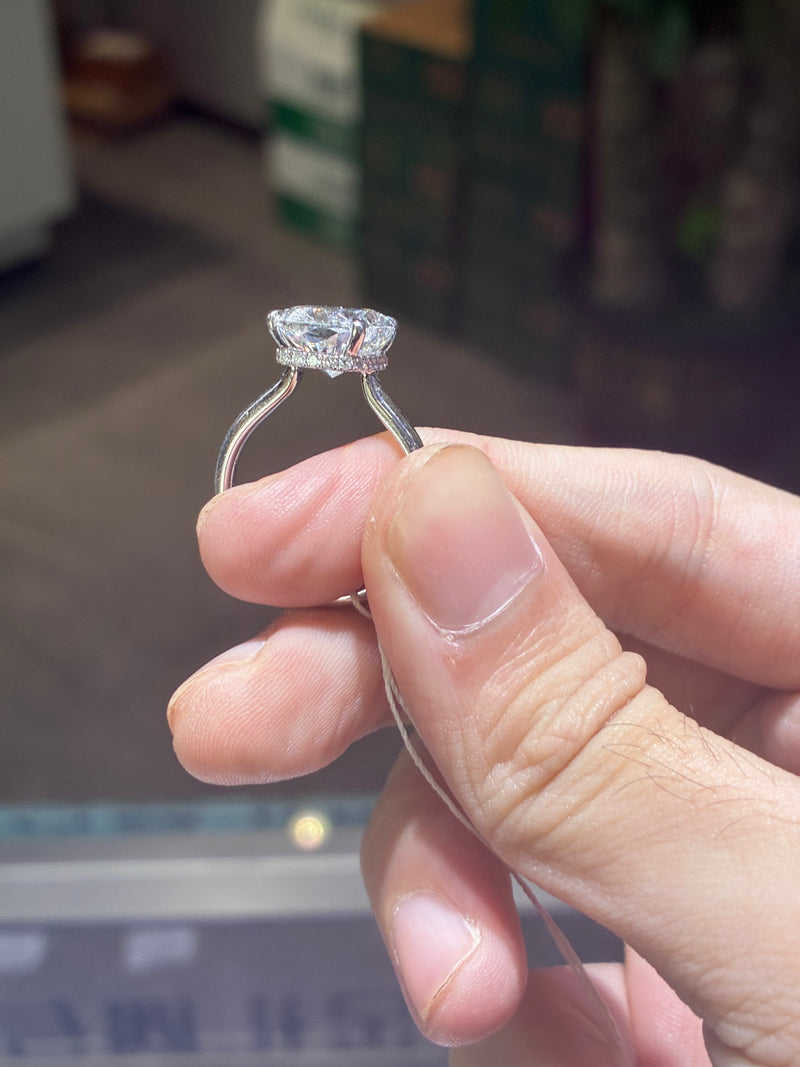 Deposit For lime ( 18k, 5ct elongated cushion, E VVS1)