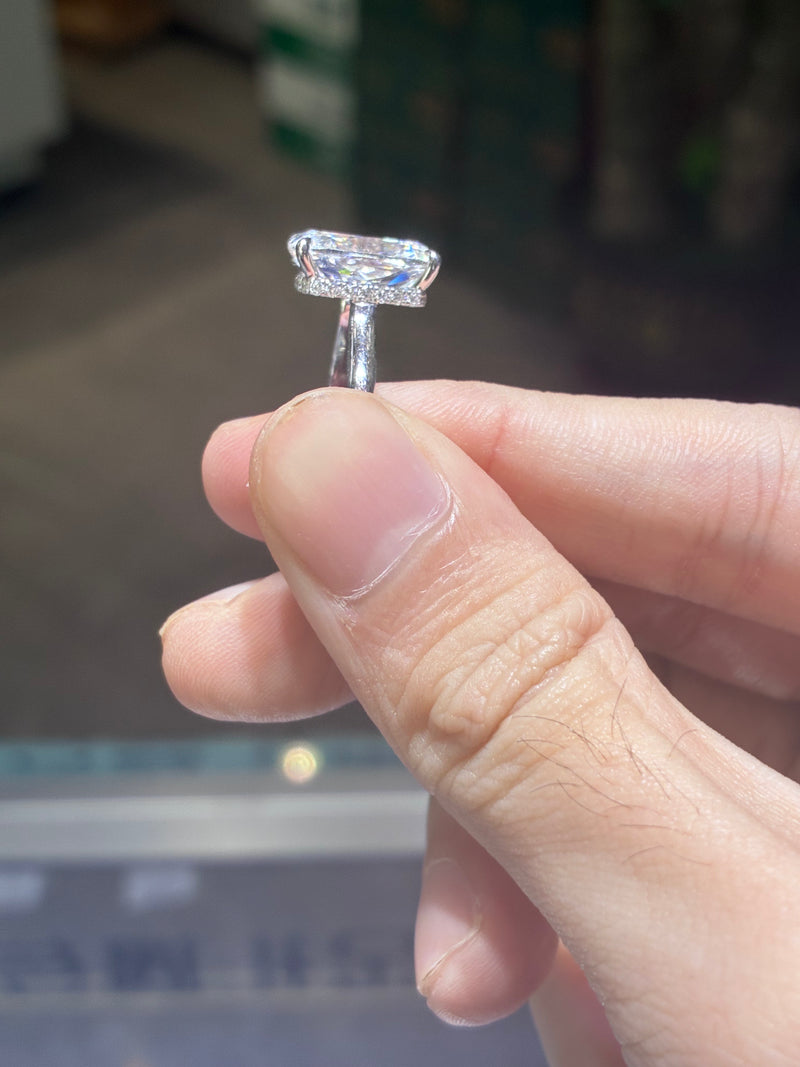 Deposit For lime ( 18k, 5ct elongated cushion, E VVS1)