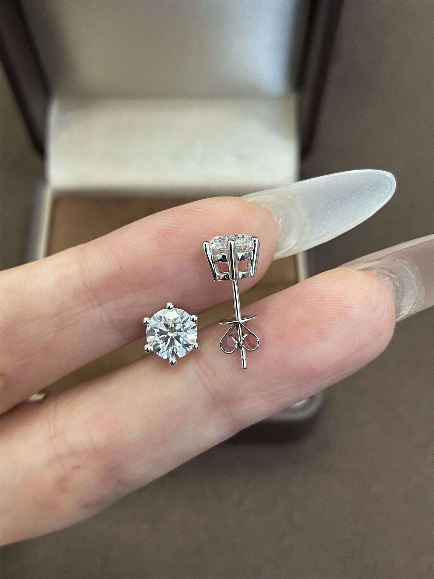 1.59-carat 950 platinum round stud earrings